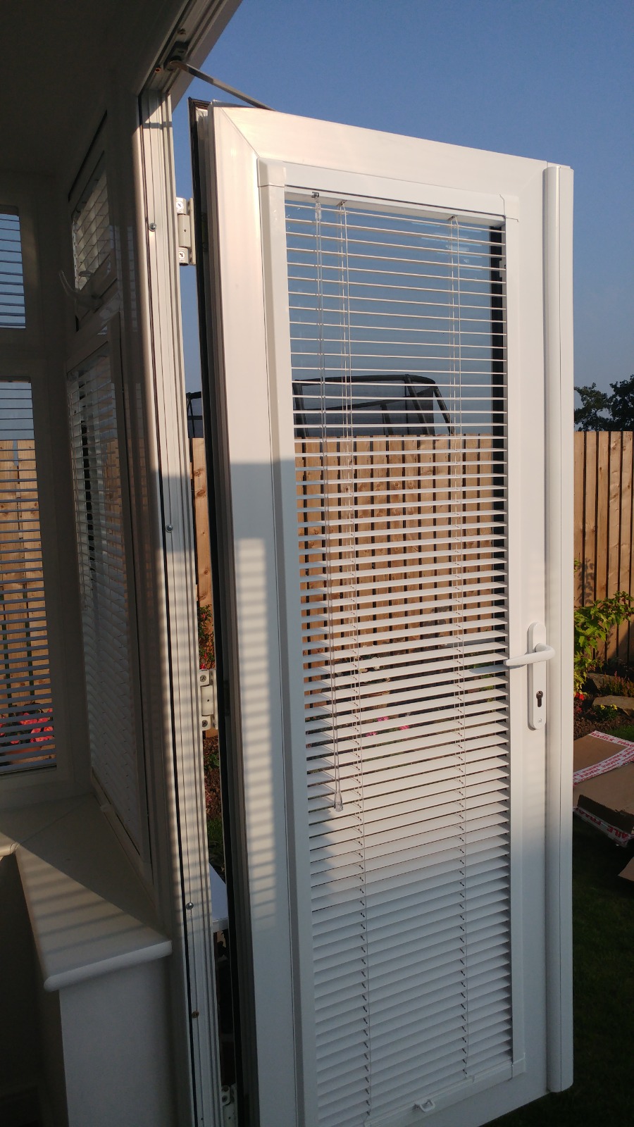 Perfect Fit Venetian blind moving with an open glazed door
